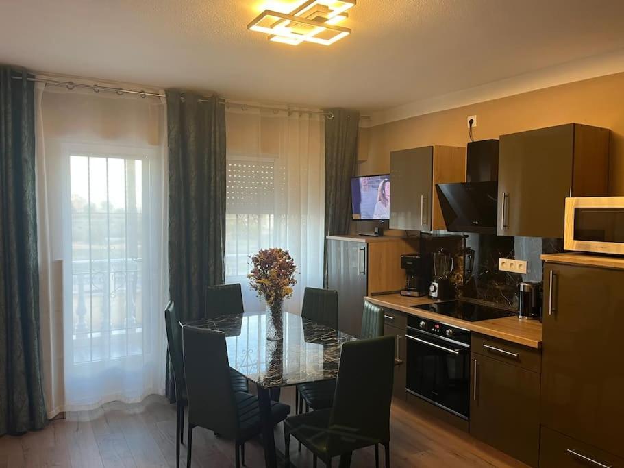 Villa Nadiya App Pool, Parking Торрев'єха Екстер'єр фото