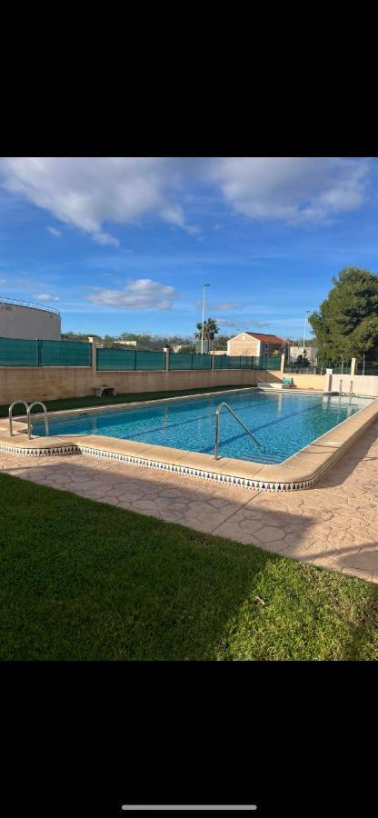 Villa Nadiya App Pool, Parking Торрев'єха Екстер'єр фото