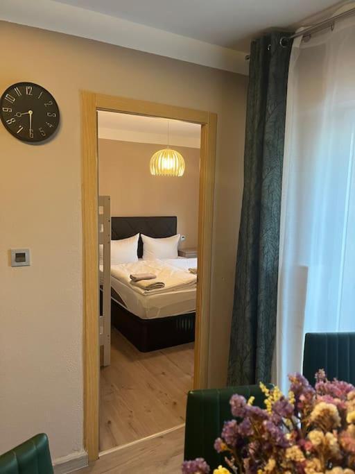 Villa Nadiya App Pool, Parking Торрев'єха Екстер'єр фото