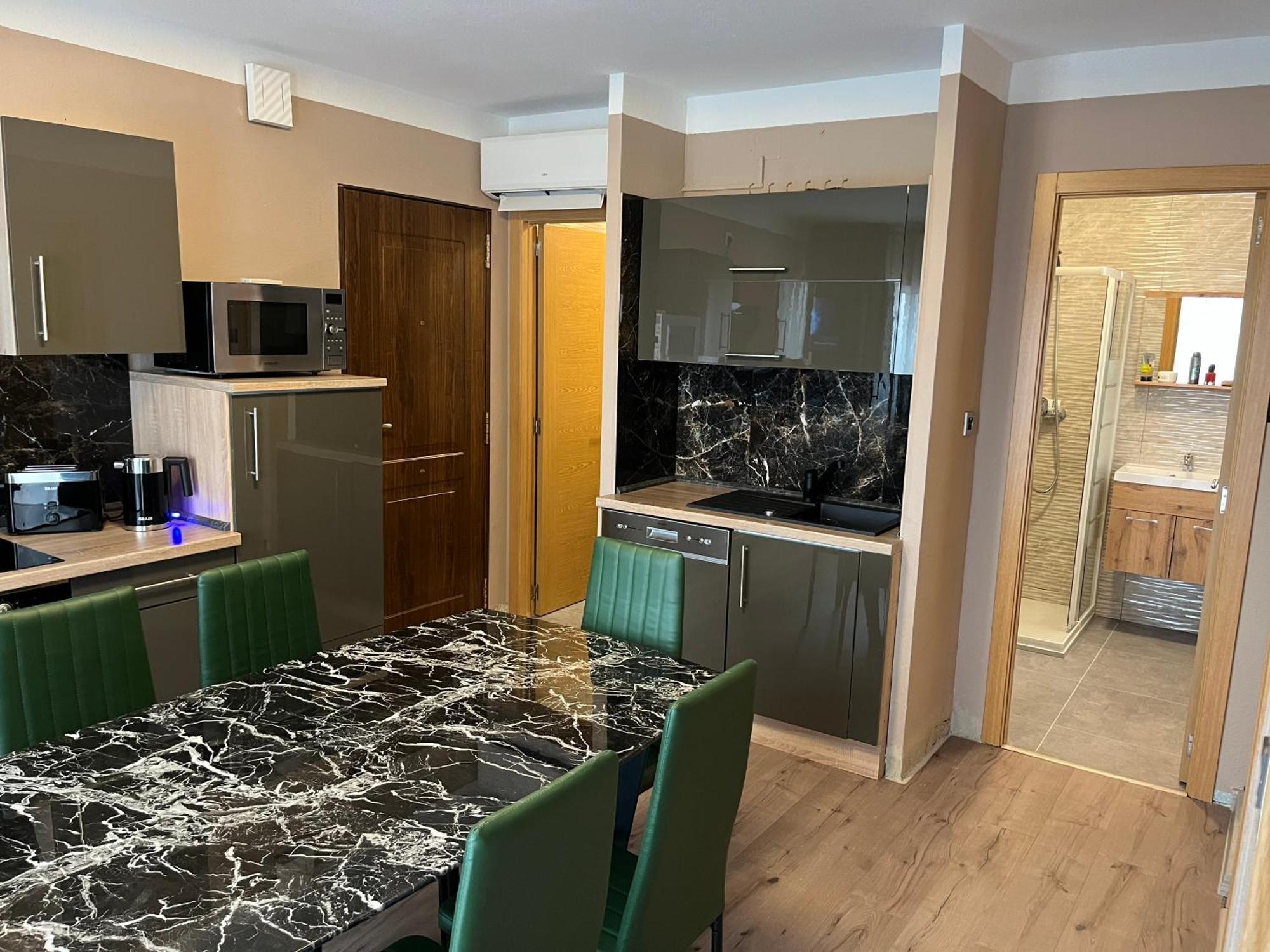 Villa Nadiya App Pool, Parking Торрев'єха Екстер'єр фото